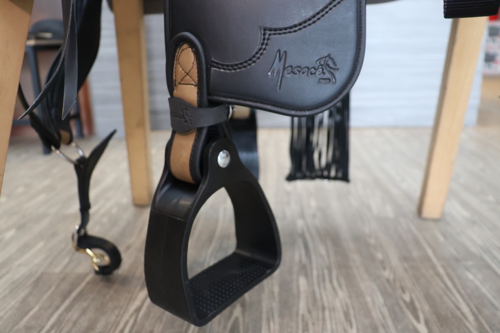 Montura Mesacé Ponderosa Equipada Con Cincha y Pechera.