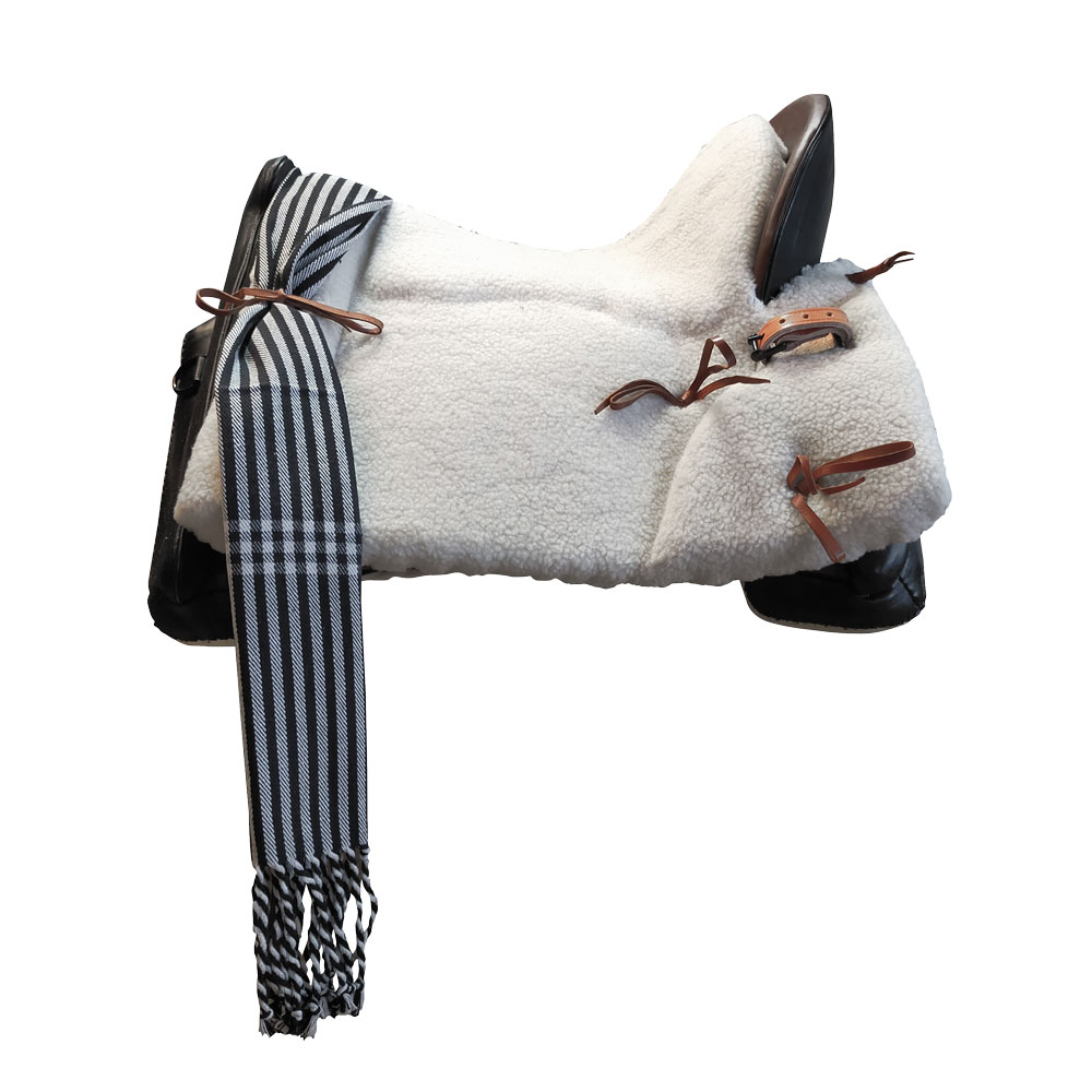 Montura Castecus Vaquera Rocío Negra. Incluye Cincha, Arciones, Estribos y Baticola.